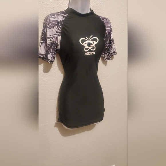 💚5/$25 The Realm Black Rash Guard Swim Surf Shirt Fitted Ruched PSize Medium - Picture 3 of 6